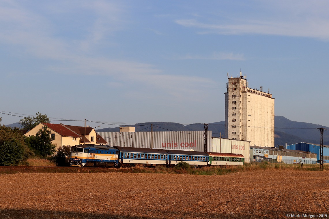 754.059 mit den Os 3149 nach Ostrava unterwegs in Staré Město, 25.07.2019