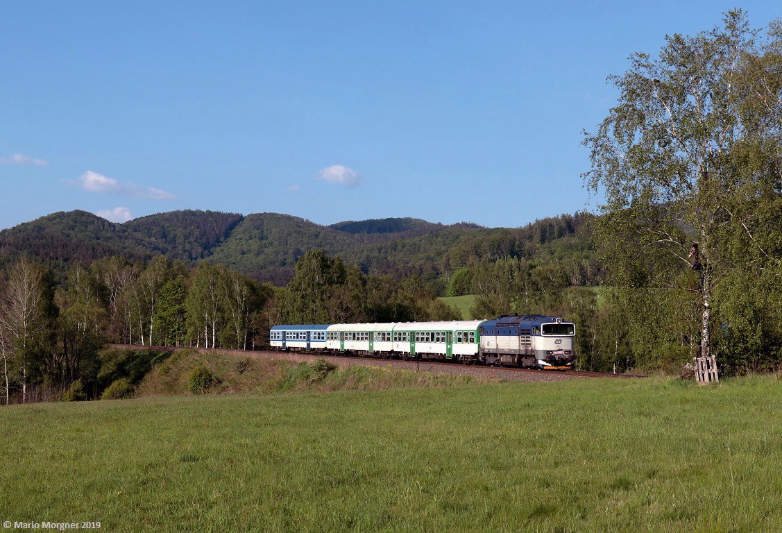 754.060 mit den Os 6325 Frýdlant v Čechách - Liberec unterwegs bei Oldřichov v Hájích, 18.05.2019