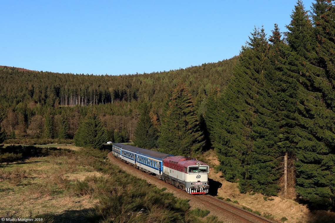 754.061 mit den R 1104 bei Nová Huť, 20.04.2019