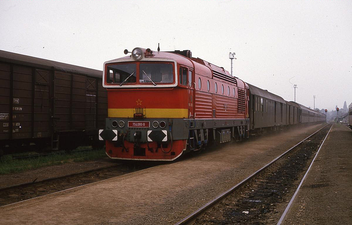 754080 fährt am 25.6.1988 um 9.15 Uhr aus Prag kommend in Jaromer ein.