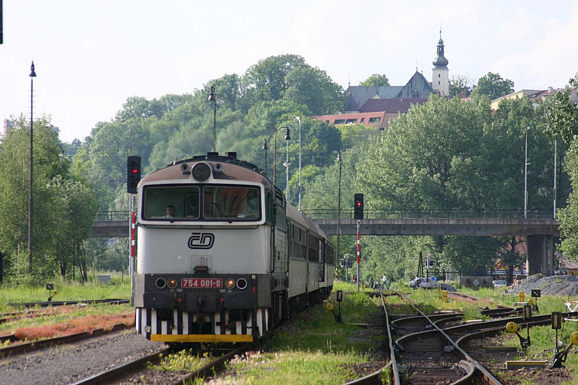 754081 fährt mit einem Os aus Ostrava kommend am 1.6.2005 in Frydek Mistek ein.