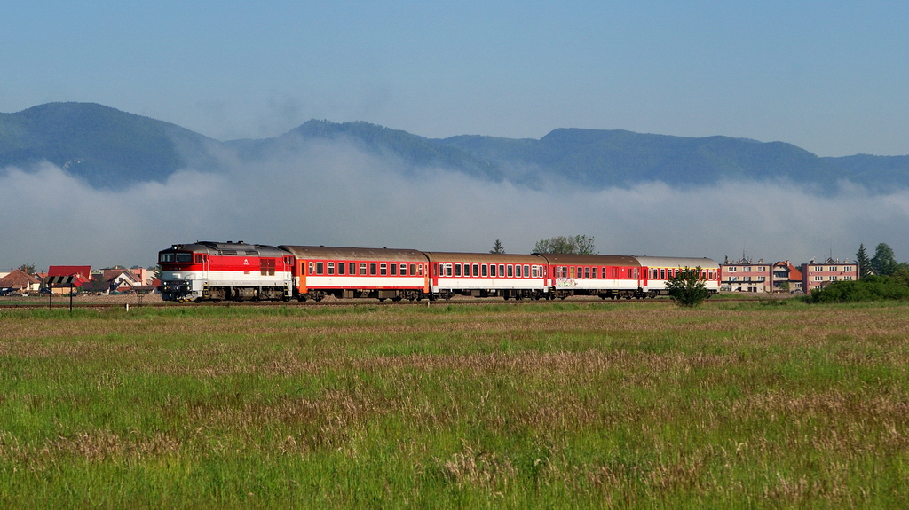757 004 mit Zr 1843 (Sturec) bei Maly Cepcin (20.05.2014)
