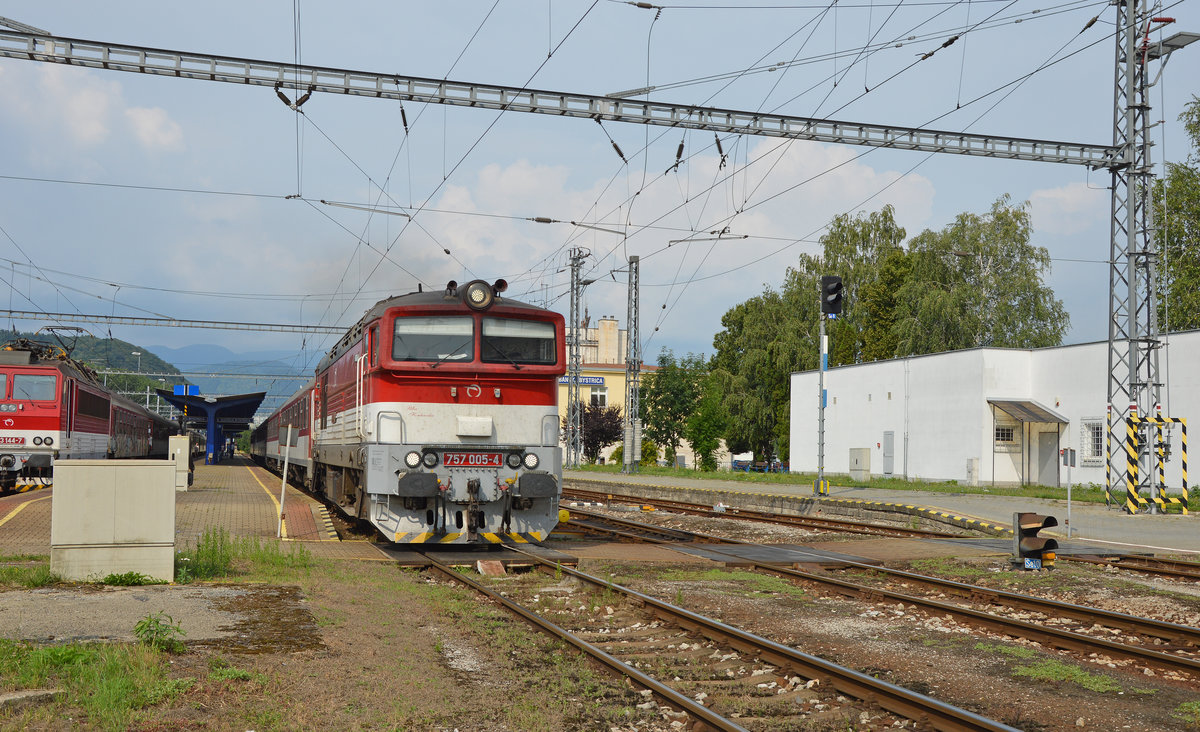 757 005-4 mit RegionalExpress REX 1842 „Šturec“ Banská Bystrica/Neusohl (09:34) – Turčianske Teplice – Vrútky – Žilina/Sillein (11:06) fährt ab Startbahnhhof. Links Garnitur des Fernzuges R 831 „Tajov“ Bratislava hl. st. – Zvolen os. st – Banská Bystrica. (Abgebildet von Platz zwischen Gleise im Breite des Bahnsteiges); 24.07.2016