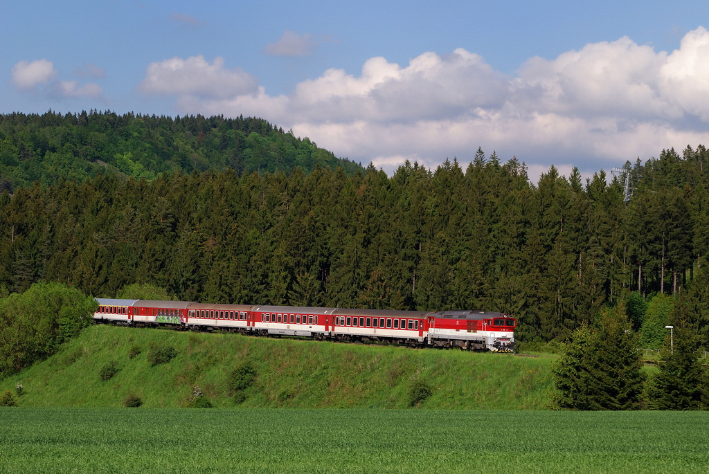 757 008 mit Zr 1848 (Rozsutec) vor Horna Stubna obec (19.05.2014)