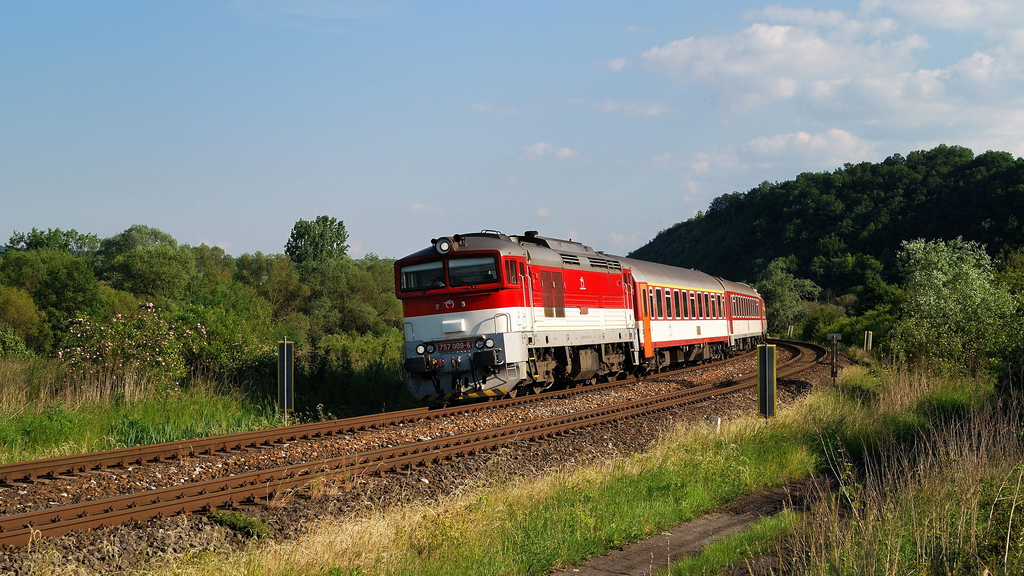 757 009 mit R 813 (Sitno) vor Plecivec (22.05.2014)