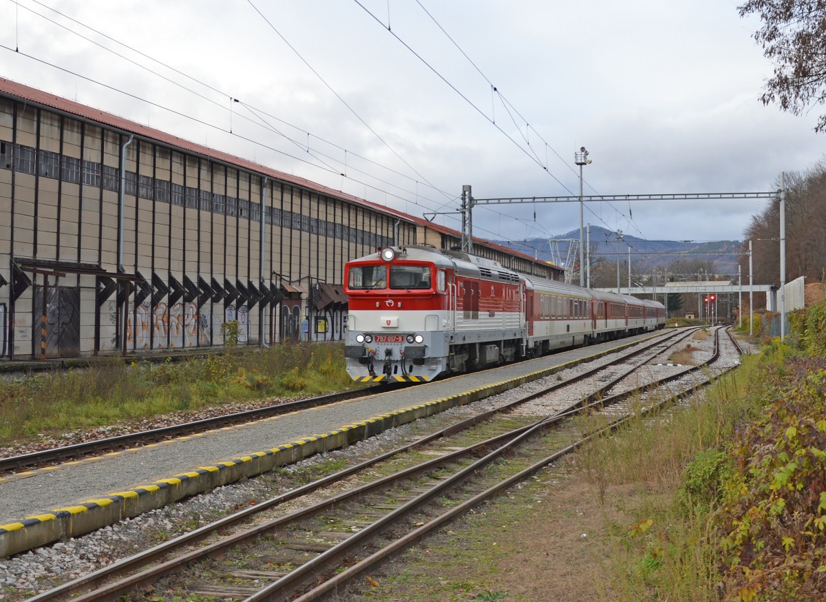 757 019-9 mit Ex 221 „Fatra“ Prag – Žilina/Sillein – Vrútky/Ruttek – Banská Bystrica/Neusohl – Zvolen os. st./Altsohl Persbf. fährt durch den Bahnhof Radvaň; 16.11.2015