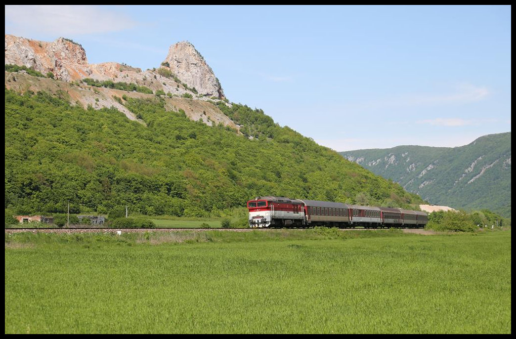 757001-3 mit R 814 nach Bratislava am 12.5.2019 um 14.33 Uhr bei Slavec kurz vor dem nächsten Halt in Plesivec.