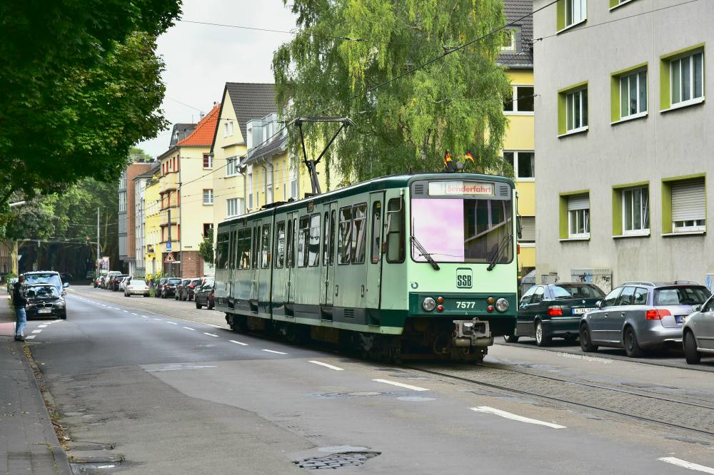 7577 auf der Neuenhöfer Allee am 17.09.2017.