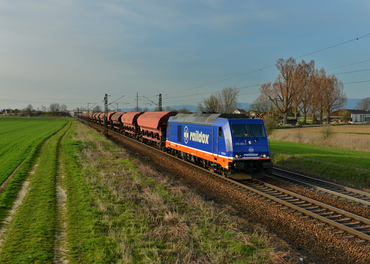 76 109 mit einem Düngerzug am 03.04.2016 bei Plattling. 