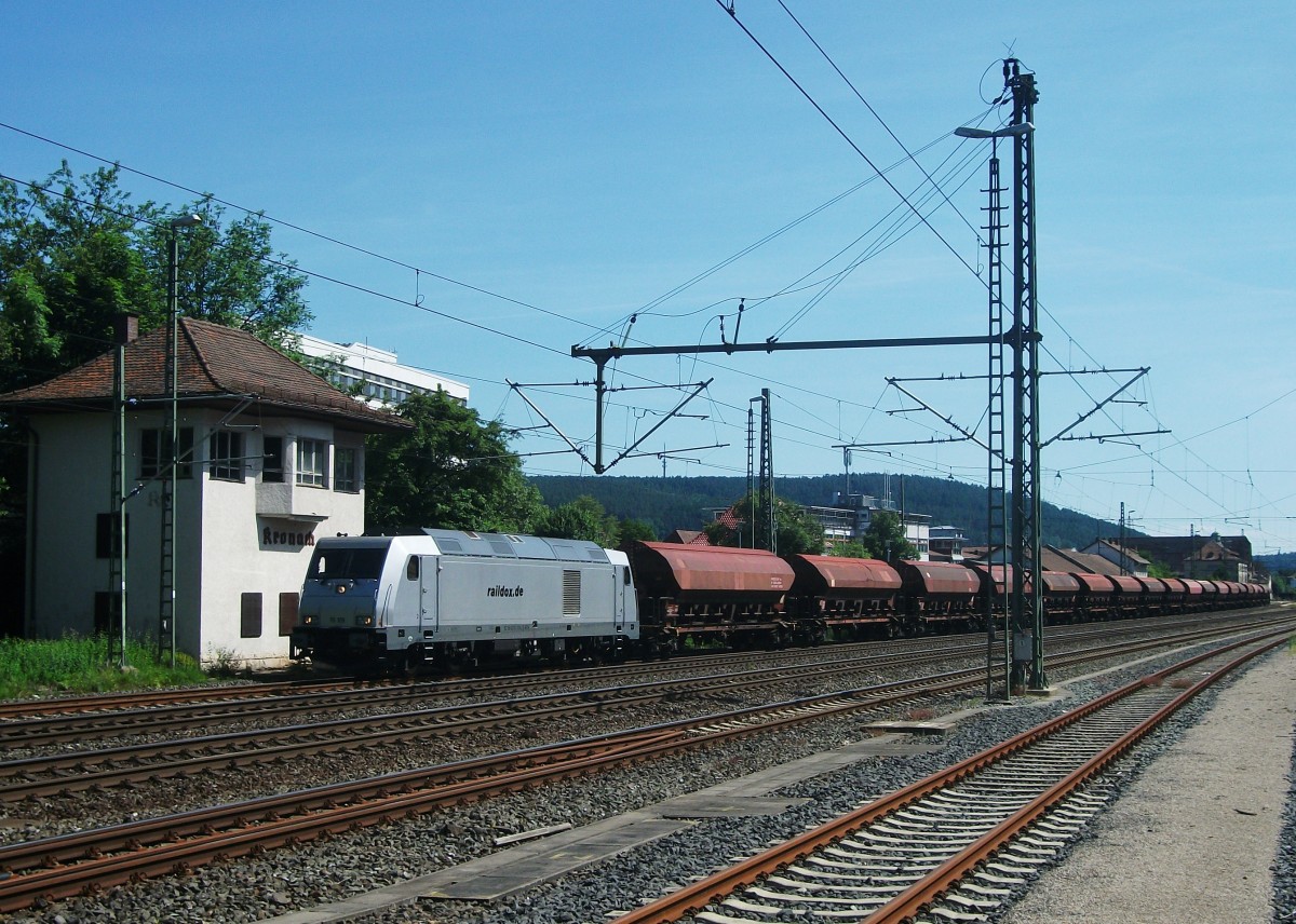 76 109 von Raildox steht am 07.Juni 2014 mit einem Düngezug im Bahnhof Kronach.