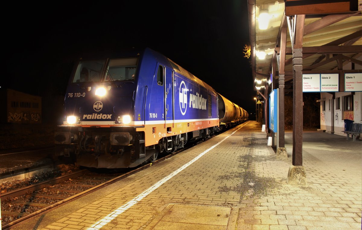 76 110-0 (raildox) stand am 15.03.21 zur Zugkreuzung in Pößneck oberer Bahnhof.