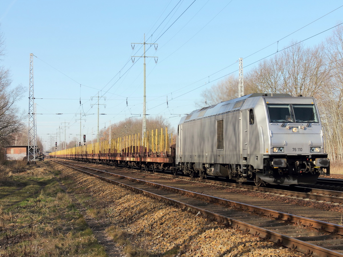 76 110 der PRESS Eisenbahn-Bau- und Betriebsgesellschaft am 08. März 2015 auf dem südlichen Berliner Außenring bei Diedersdorf  mit einem leeren Holzzug.