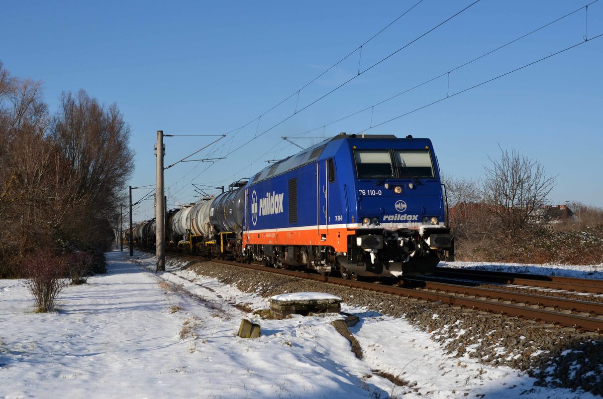 76 110 der raildox führte am 31.01.21 einen Kesselwagenzug durch Greppin Richtung Bittefeld.