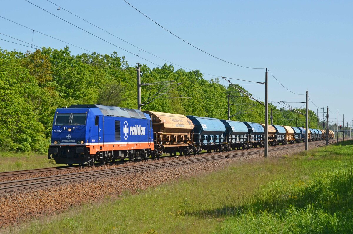 76 110 der raildox führte am 30.05.21 einen Schwenkdachwagenzug durch Burgkemnitz Richtung Bitterfeld.
