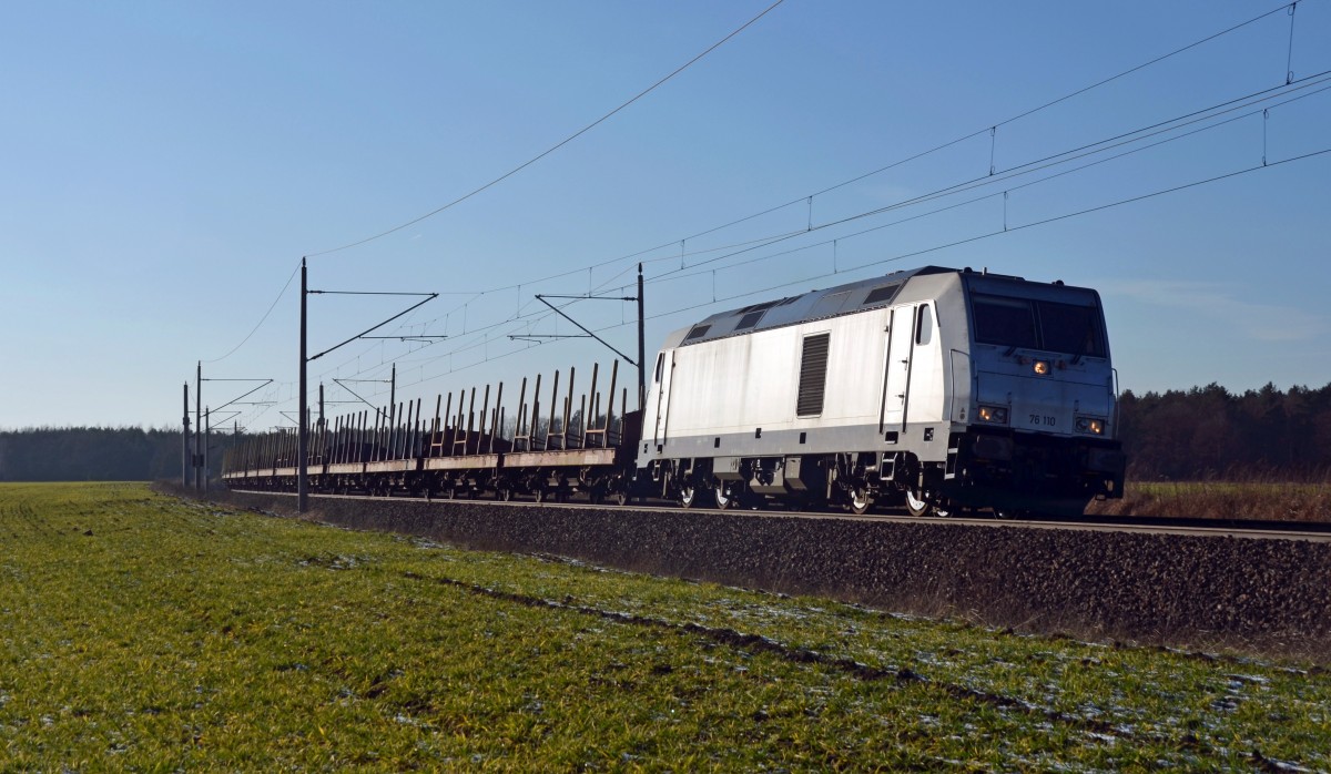 76 110 überführte am 01.02.15 für die PRESS leere Holztransportwagen von Plauen nach Rzepin. Auf dem Weg Richtung Berlin passiert der Zug Burgkemnitz.