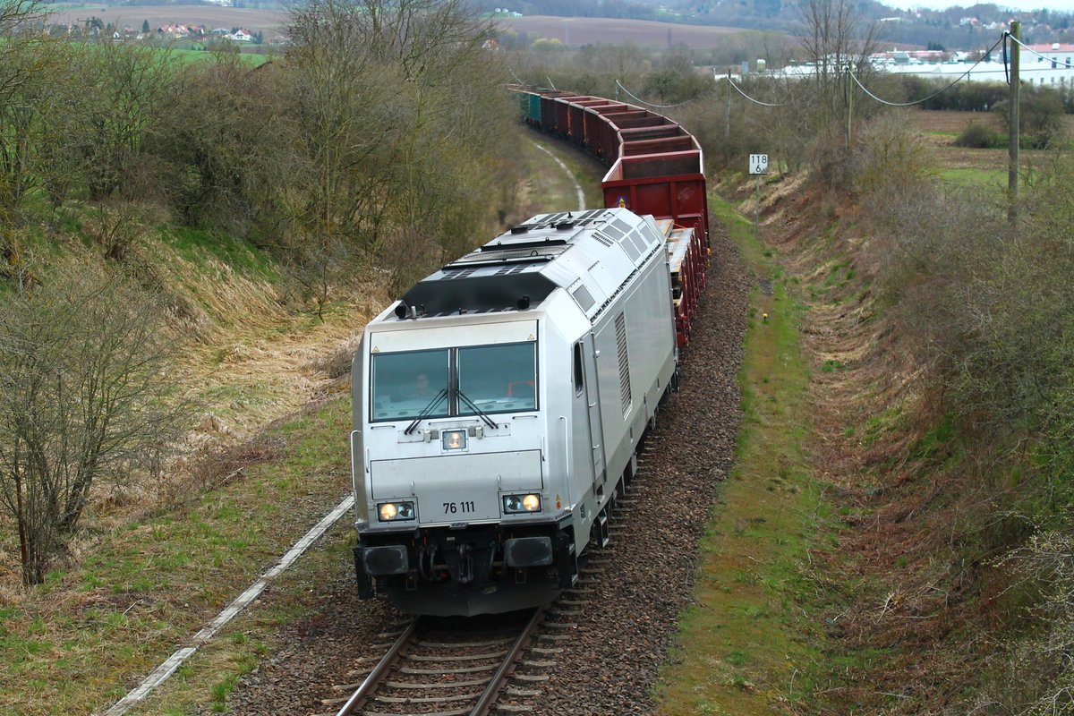 76 111 vom Stahlwerk Thüringen (SWT) am 12.4.2021 mit dem täglichen Schrottzug auf dem Weg von Könitz nach Cheb (CZ). Hier zu sehen zwischen Pößneck und Oppurg.