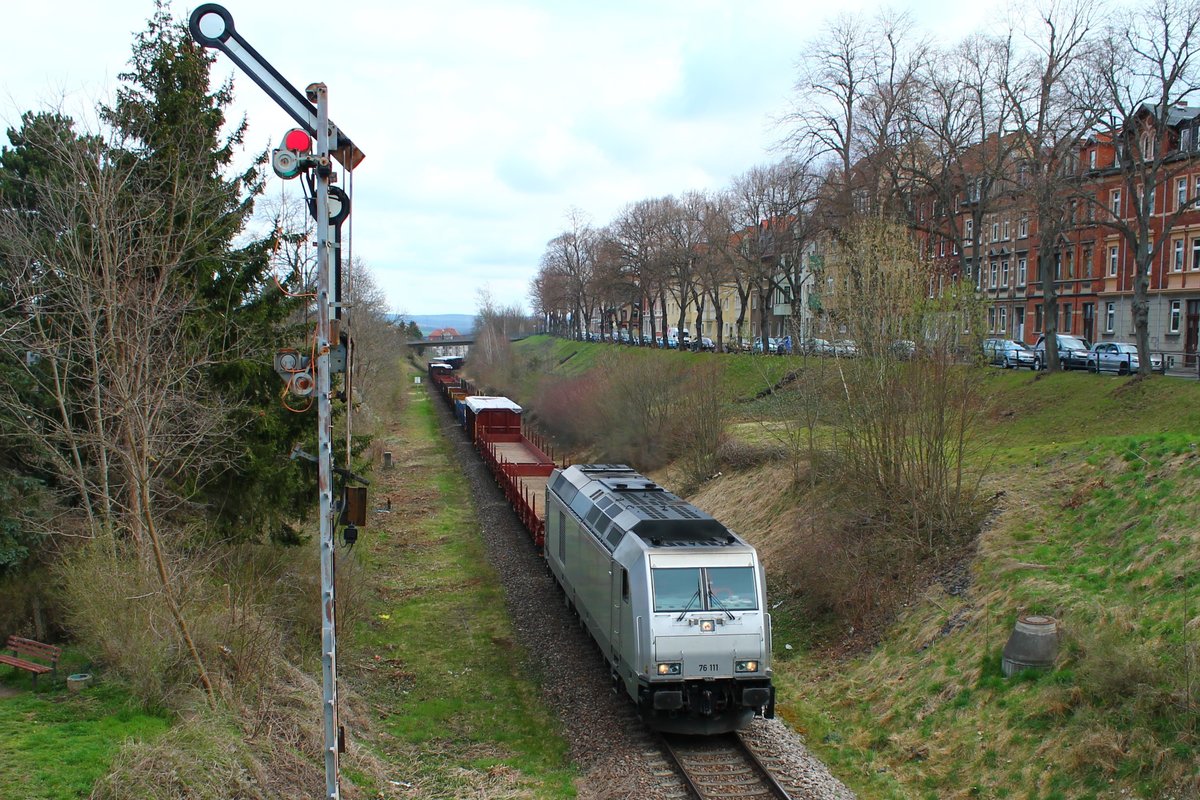 76 111 vom Stahlwerk Thüringen (SWT) am 13.4.2021 bei der Einfahrt zum Oberen Bahnhof Pößneck. Der Zug kam aus Cheb (CZ) und fuhr weiter nach Könitz