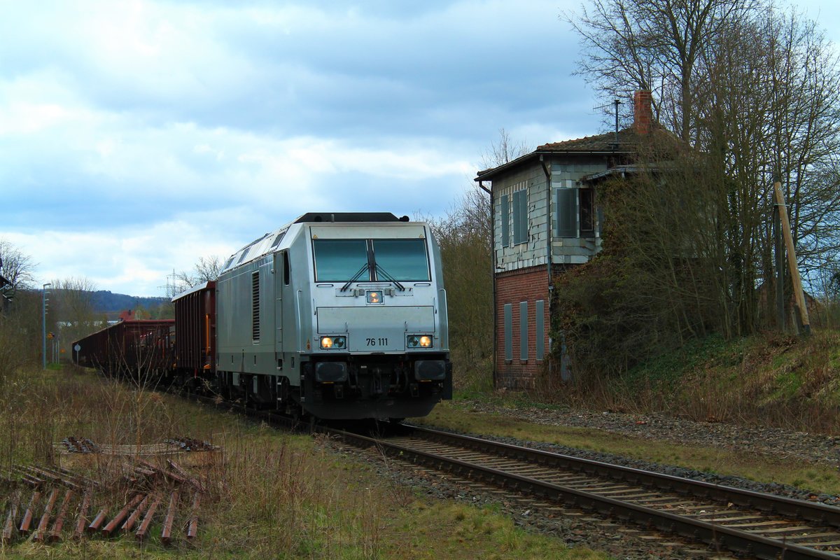 76 111 vom Stahlwerk Thüringen (SWT) am 13.4.2021 auf dem Rückweg von Könitz nach Cheb (CZ). Hier bei der Durchfahrt durch Krölpa.