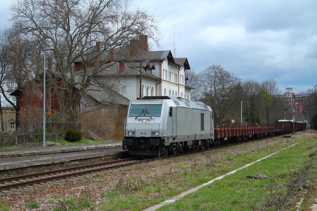 76 111 vom Stahlwerk Thüringen (SWT) mit dem Schrottzug am 14.4.2021 auf dem Weg von Cheb (Cz) nach Könitz. Hier zu sehen bei der Durchfahrt Pößneck oberer Bahnhof.