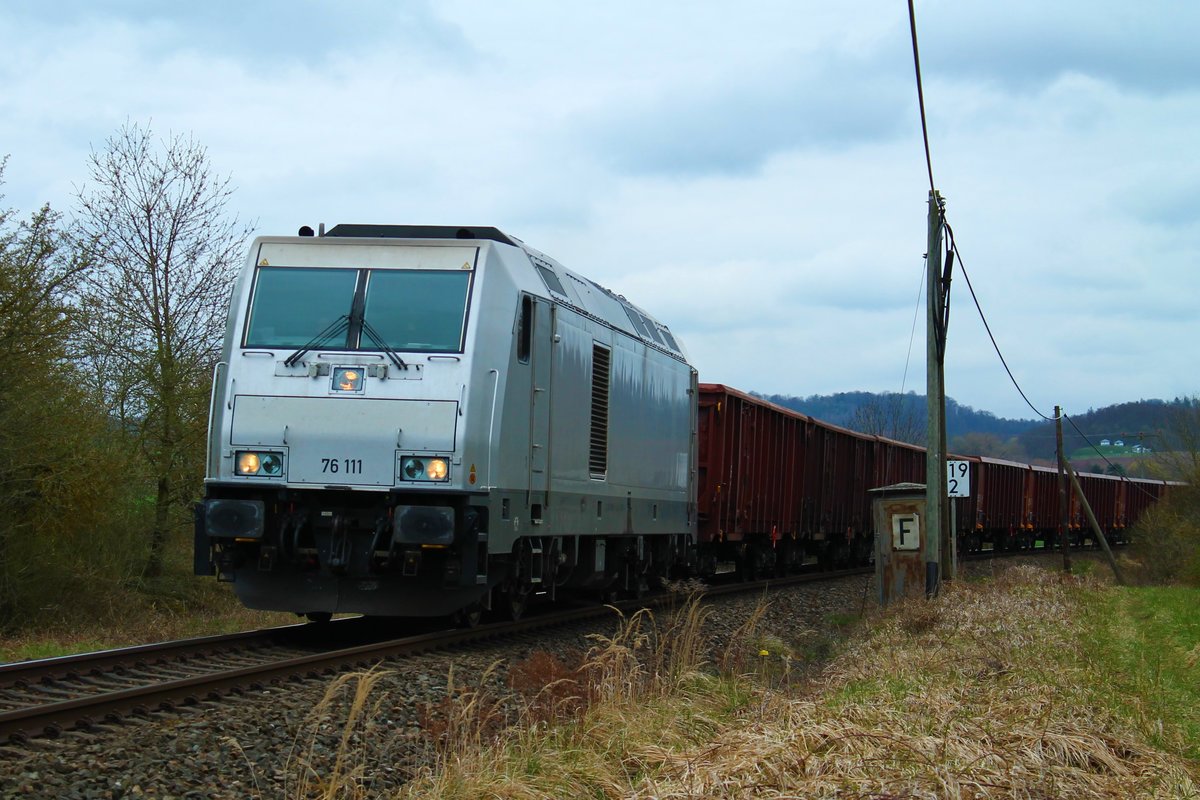 76 111 vom Stahlwerk Thüringen (SWT) am 16.4.2021 mit dem täglichen Stahlzug auf dem Weg von Könitz nach Cheb (CZ). Hier zu sehen in Pößneck-Ost in Richtung Oppurg.