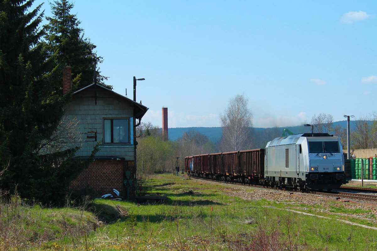 76 111 vom Stahlwerk Thüringen (SWT) mit dem täglichen Stahlzug von Könitz nach Cheb (Cz). Hier zu sehen am 21.4.2021 bei der Einfahrt zum oberen Bahnhof in Pößneck.