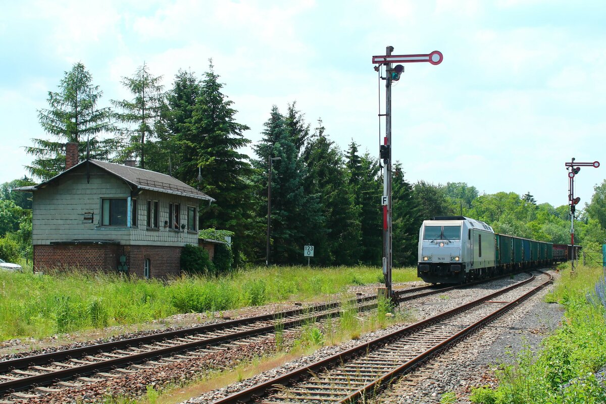 76 111 vom Stahlwerk Thüringen (SWT) mit dem täglichen Stahlzug von Könitz nach Cheb (Cz) am 11.6.2021 bei der Einfahrt zum oberen Bahnhof in Pößneck