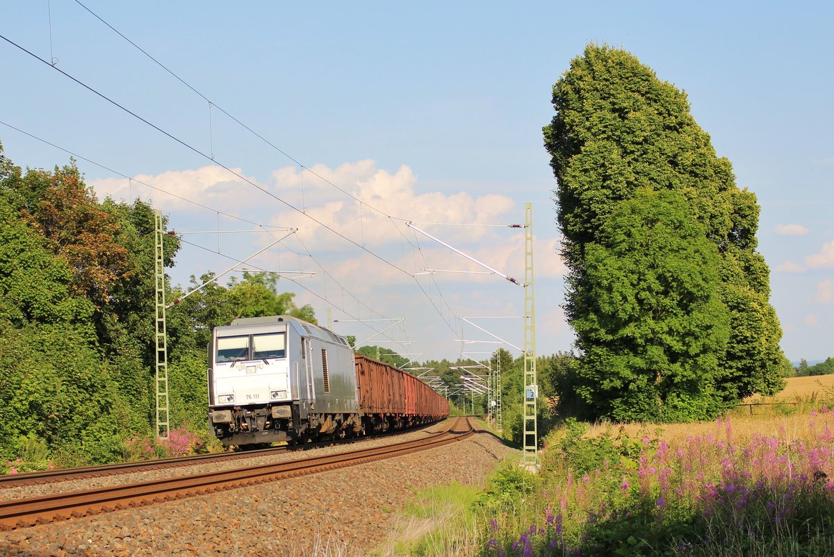 76 111 (SWT) fuhr am 19.07.17 mit einem leeren Schrottzug von Könitz nach Cheb (CZ).
Die Züge fahren zur Zeit über Gera-Werdau und Plauen/V. oberer Bahnhof, da auf der Strecke Weida-Mehltheuer gebaut wird. Hier ist der Zug bei Plauen/V. zu sehen. 