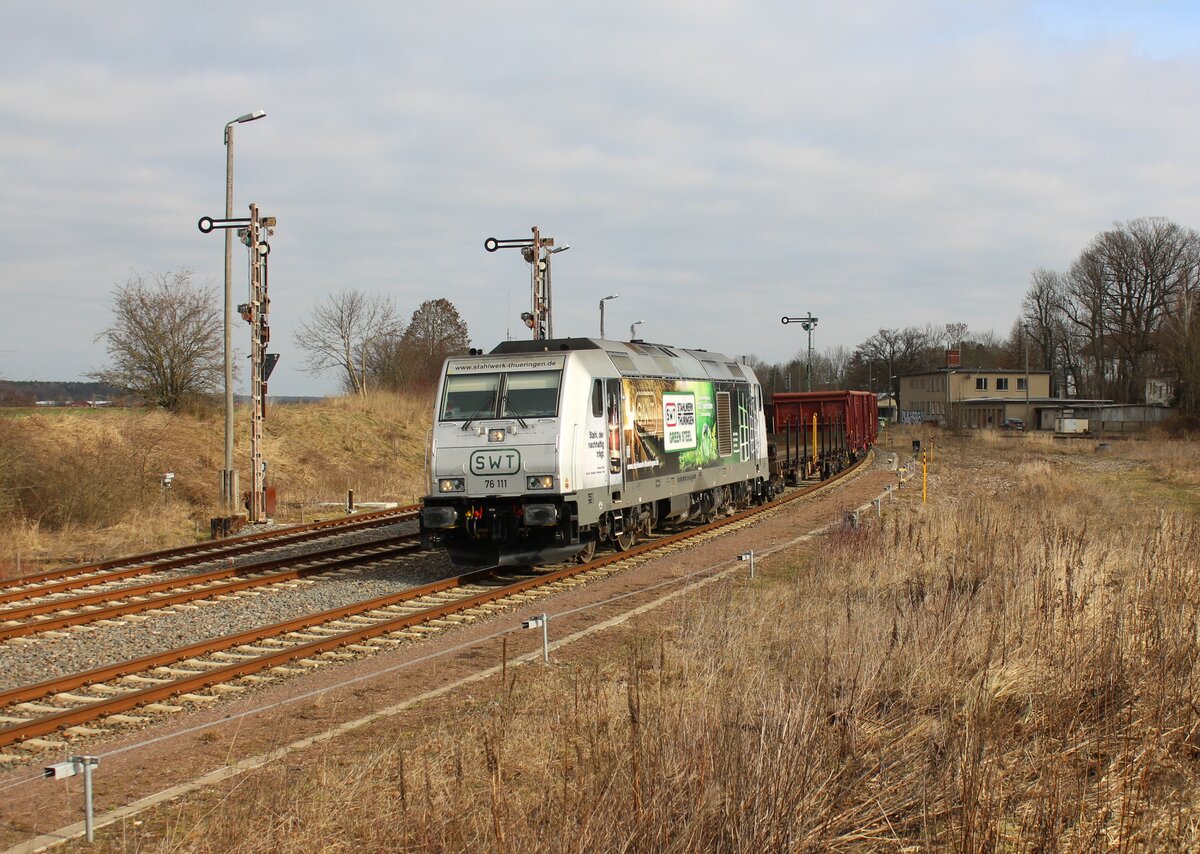 76 111 (SWT) mit der neuen Werbung war am 22.02.23 mit dem Schrottzug aus Cheb/Tschechien nach Könitz in Triptis zu sehen.