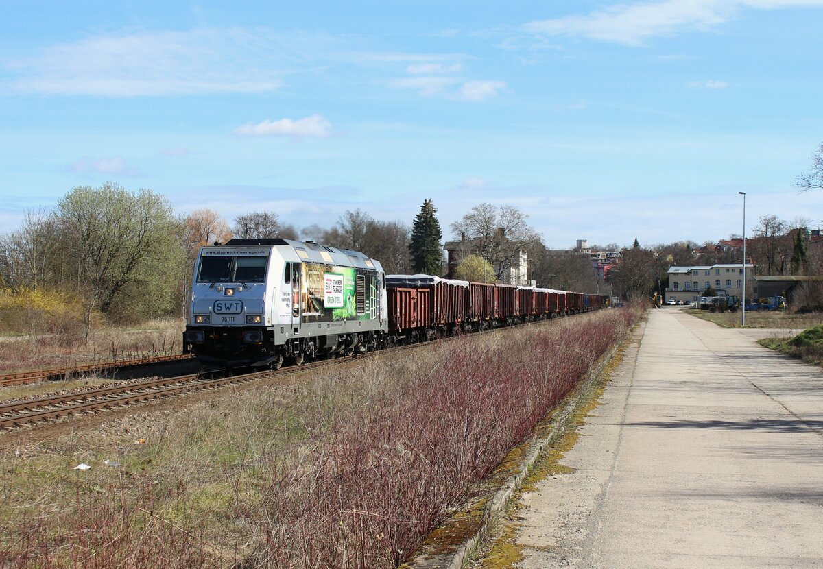 76 111 (SWT) mit der neuen Werbung war am 21.03.23 mit dem Schrottzug aus Cheb/Tschechien nach Könitz in Pößneck oberer Bahnhof zu sehen.