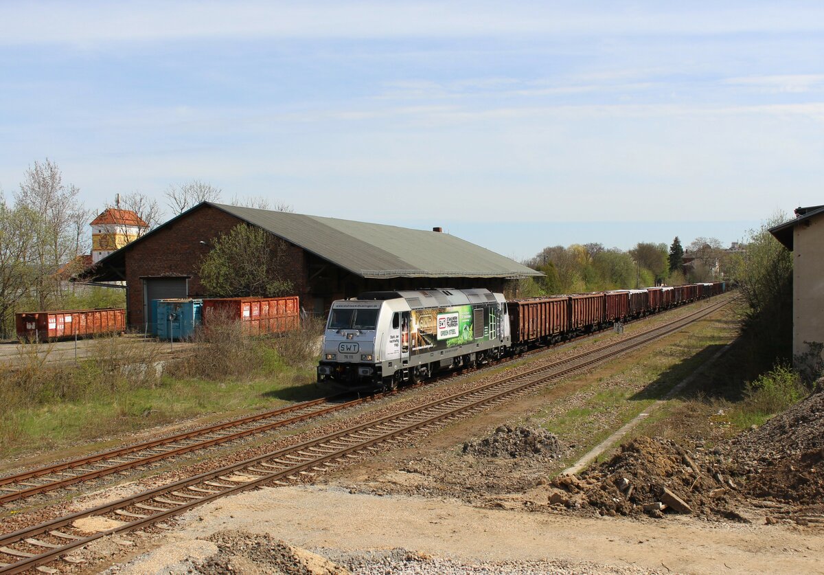 76 111 (SWT) mit der neuen Werbung war am 22.04.23 mit dem Schrottzug aus Cheb/Tschechien nach Könitz in Pößneck oberer Bahnhof zu sehen.