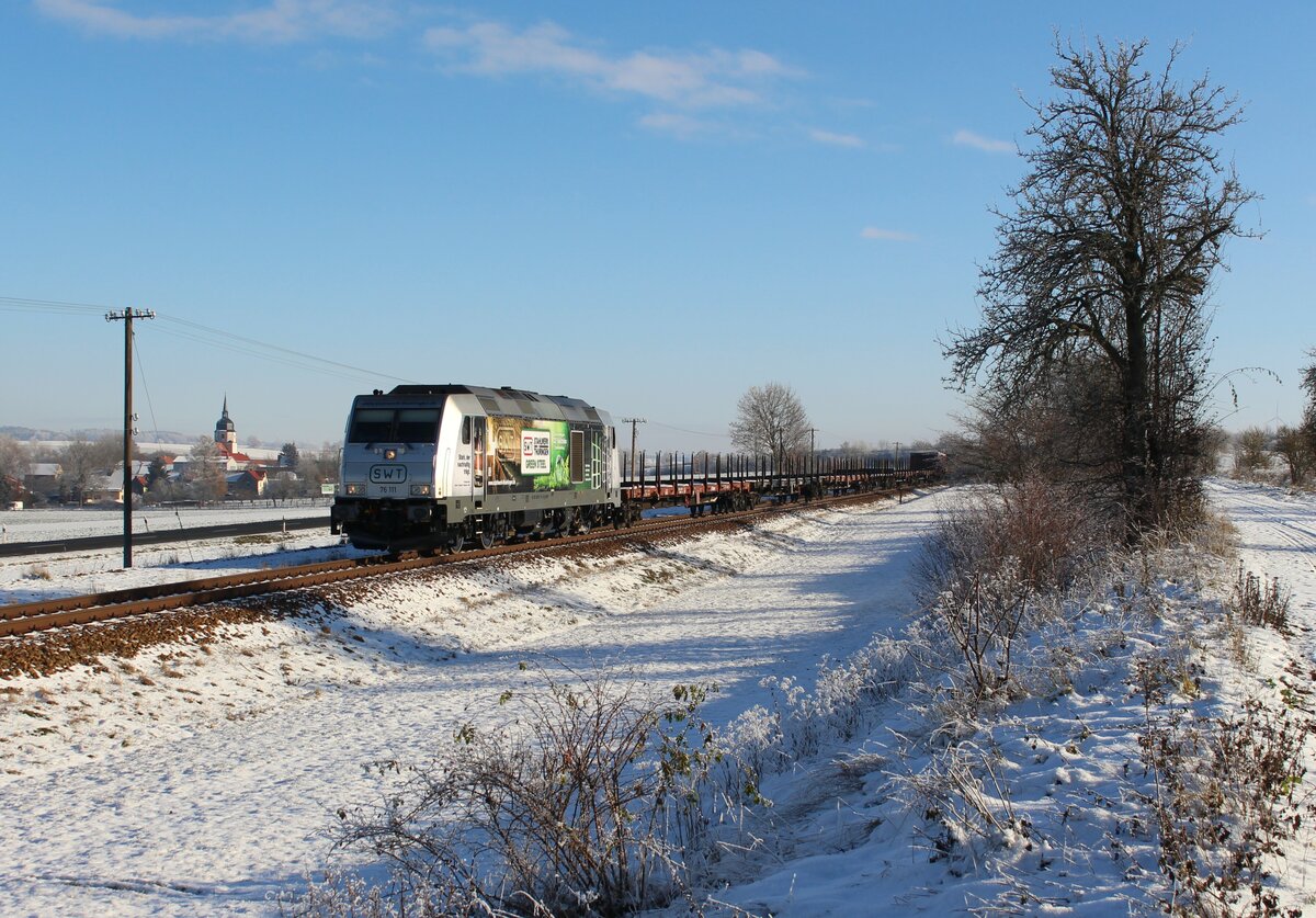 76 111 (SWT) mit der neuen Werbung war am 17.12.22 mit dem Schrottzug aus Cheb/Tschechien nach Könitz in Dreitzsch zu sehen.