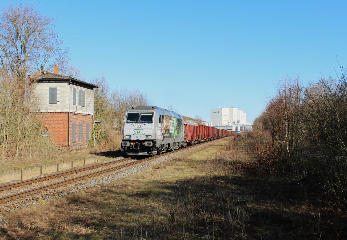 76 111 (SWT) mit der neuen Werbung war am 15.02.23 mit dem Schrottzug aus Cheb/Tschechien nach Könitz in Krölpa zu sehen.