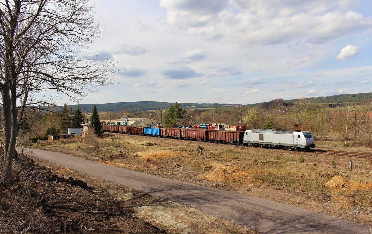 76 111 zu sehen am 03.04.18 in Pößneck oberer Bahnhof mit dem Stahlzug von Könitz nach Cheb/Cz. Das Bild ist nun möglich, da die Bäume am Gleis entfernt wurden.