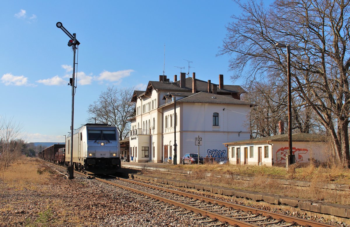 76 111 zu sehen mit dem Stahlzug von Könitz (Stahlwerk Thüringen) nach Cheb/Cz am 27.02.17 in Pößneck oberer Bahnhof. 