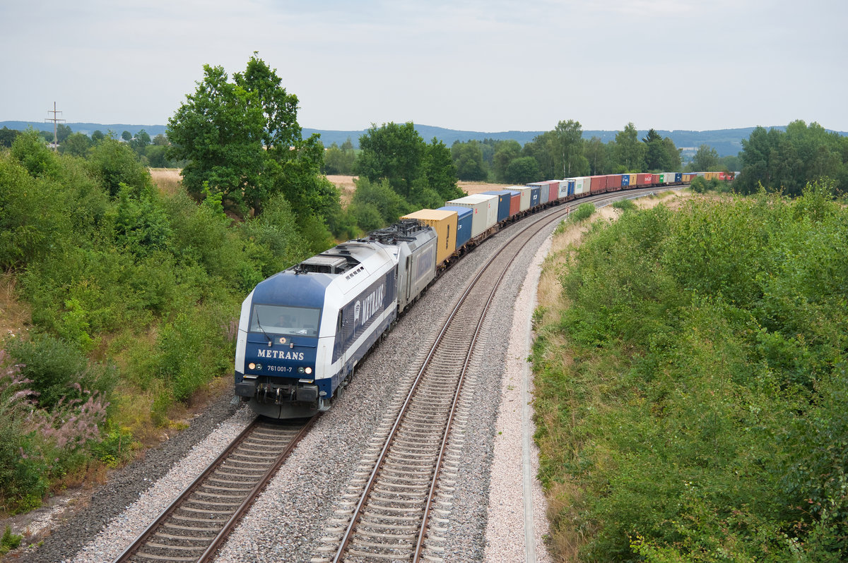 761 001 von Metrans mit einem Elbtalumleiter Containerzug bei Thölau Richtung Hof, 27.07.2019