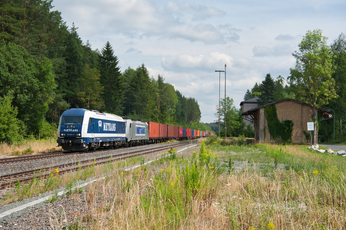 761 001 mit einem Metrans Containerzug als Elbtalumleiter bei Röslau Richtung Hof, 28.07.2019