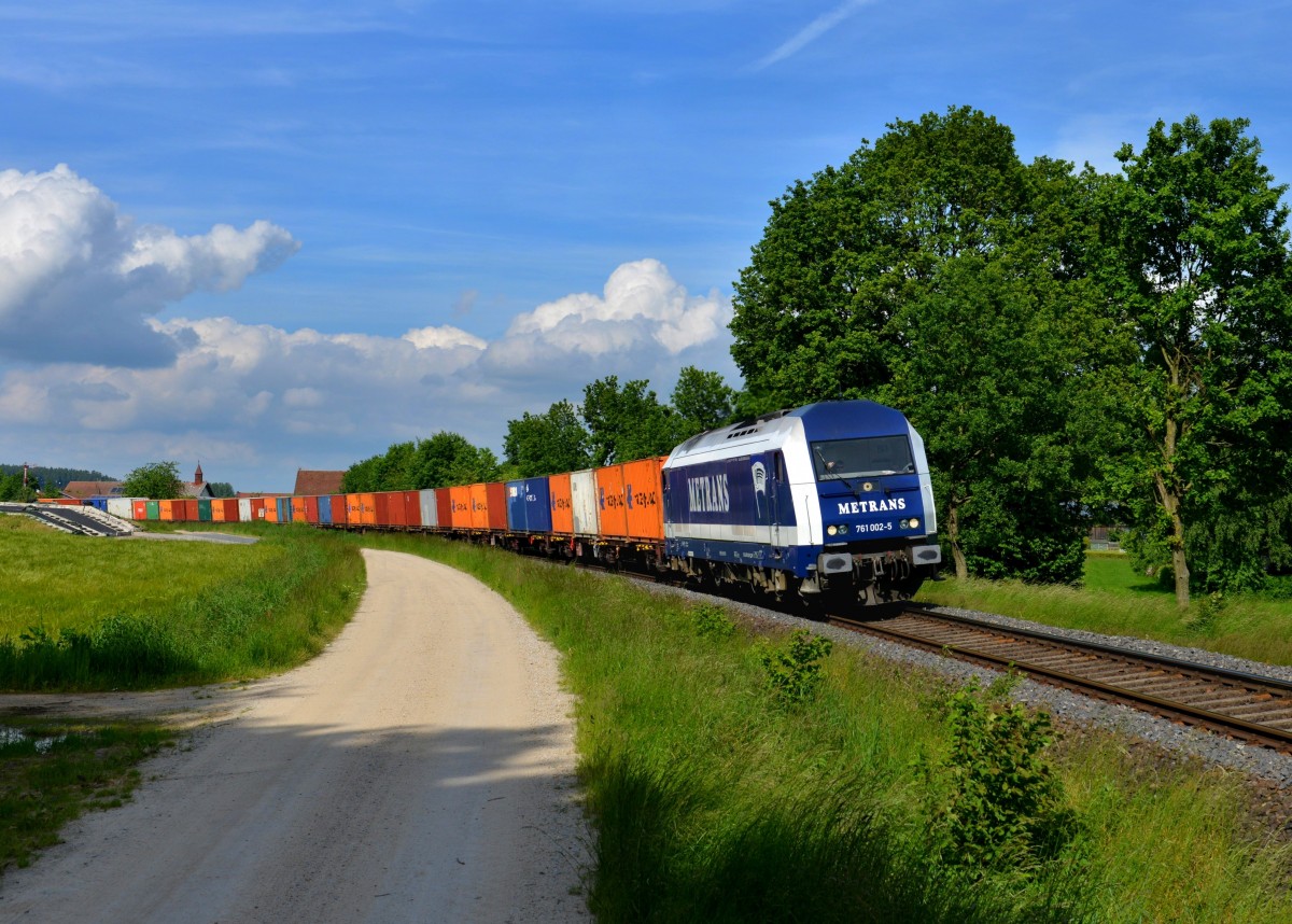 761 002 mit einem Containerzug am 06.06.2013 bei Selling.