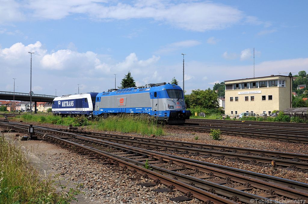 761 007 (92 54 2761 007-4 CZ-MT) + 380 002 (CZ-CD 91 54 7 380 002-6) als lokzug bei der Einfahrt in Schwandorf am 09.06.2013