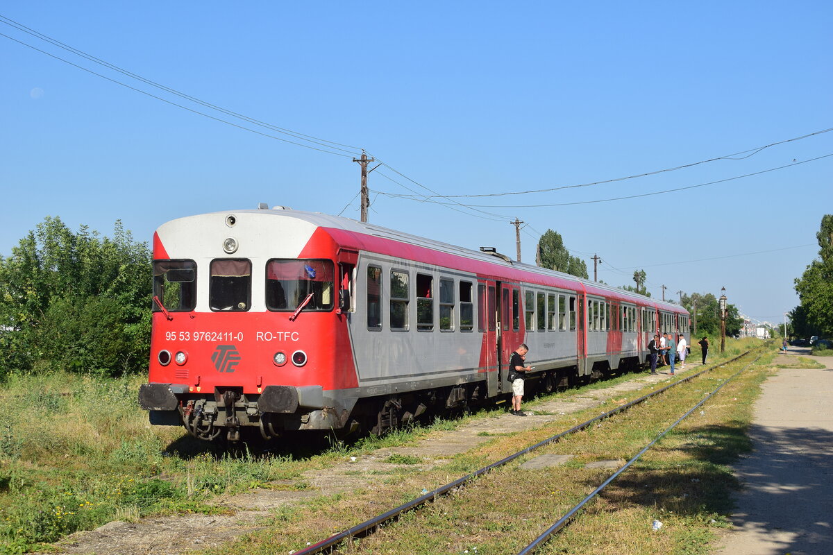 762 411-0 steht als R 10275 Titan Sud- Oltenita in Bucuresti Sud und wartet die Kreuzung mit dem Gegenzug ab. Manch ein Fahrgast nutzt die 5 Minuten f�r eine Zigarettenpause.

Bukarest 02.08.2026