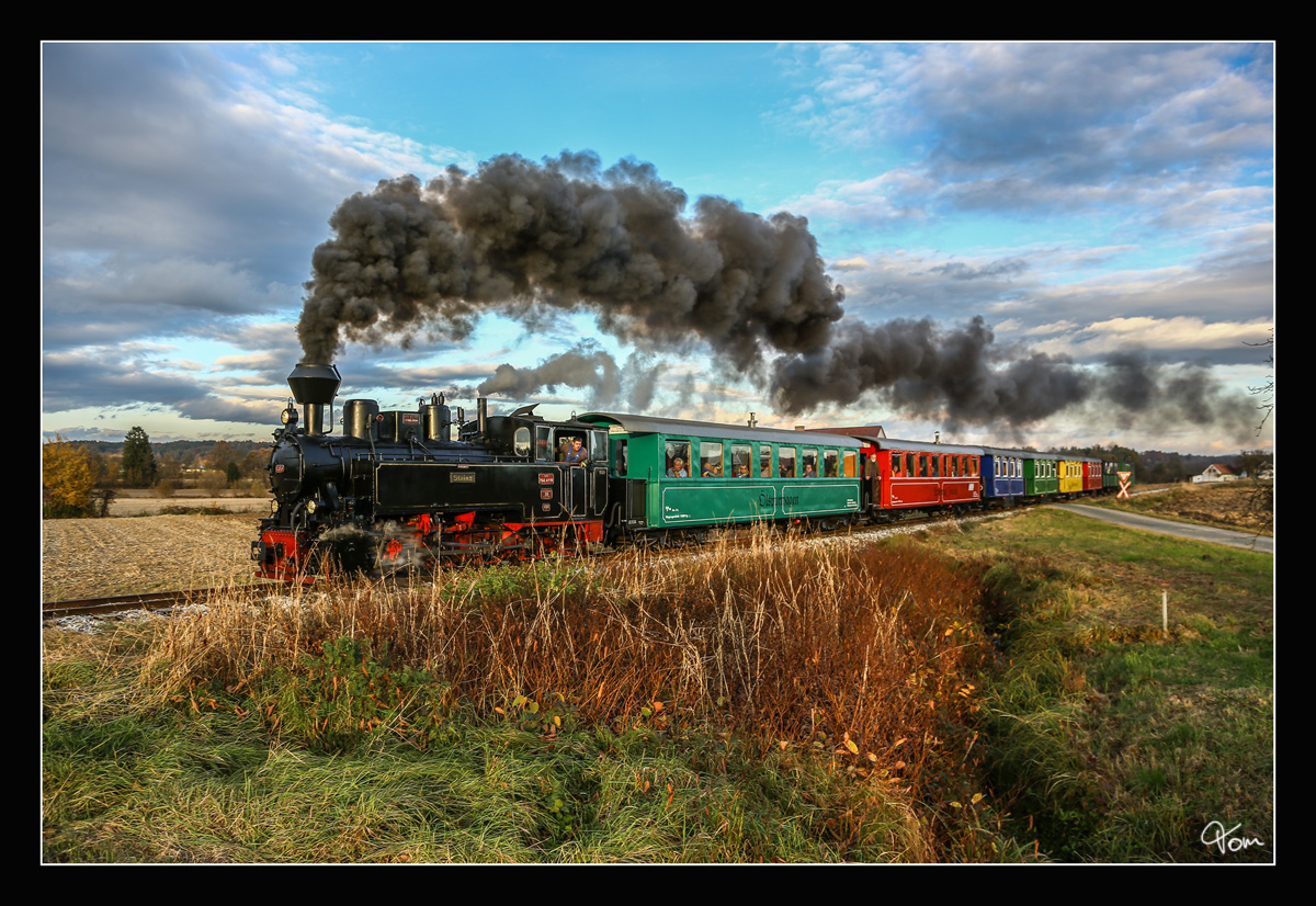 764 411R qualmt mit dem berühmten Stainzer Flascherlzug von Preding nach Stainz. 
Herbersdorf 29.10.2016