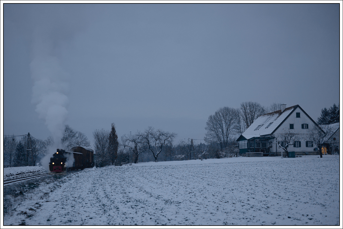 764-411R der Stainzer Bahn am 16.12.2018 bei der Ausfahrt aus der Haltestelle Ölmühle Herbersdorf.