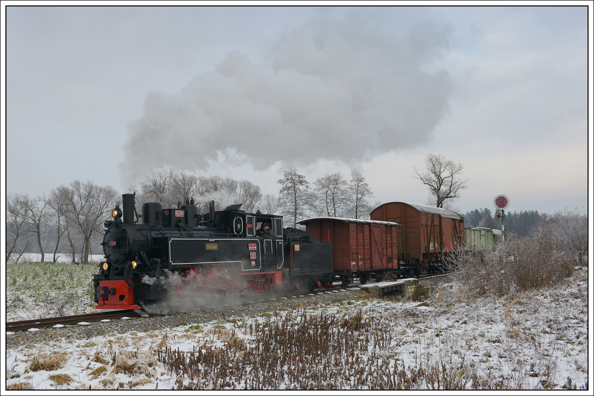 764-411R der Stainzer Bahn am 16.12.2018 beim Deckungssignal in Wohlsdorf aufgenommen.