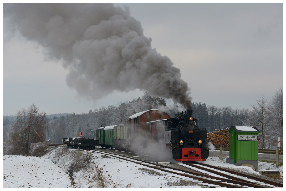 764-411R der Stainzer Bahn am 16.12.2018 kurz nach Preding in Wohlsdorf.