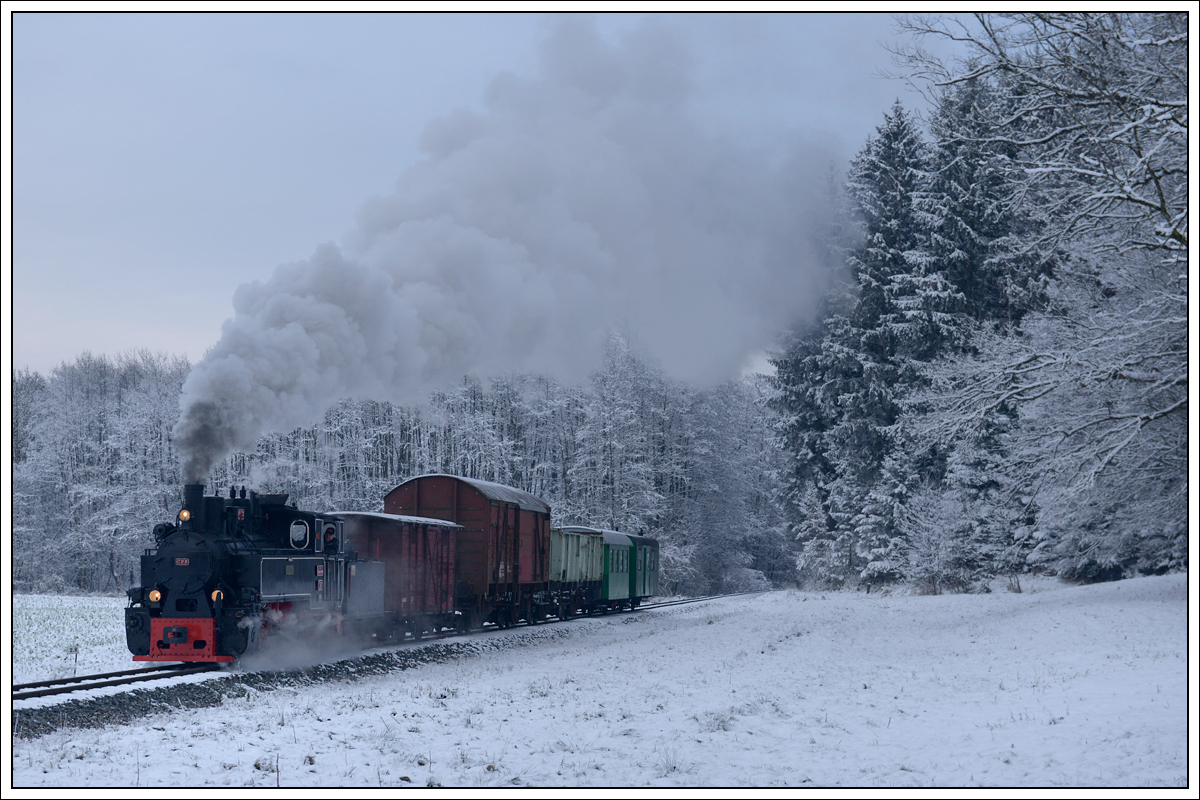 764-411R der Stainzer Bahn am 16.12.2018 rund 2,5 Kilometer nach der Ausfahrt aus Preding Richtung Stainz aufgenommen.
