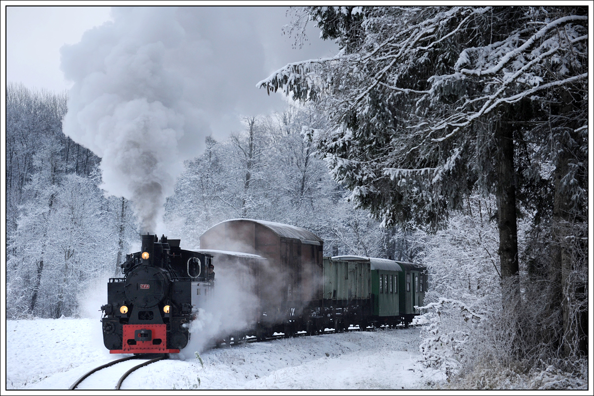 764-411R der Stainzer Bahn am 16.12.2018 mit einem Güterzug von Preding nach Stainz, aufgenommen kurz nach Wohlsdorf.