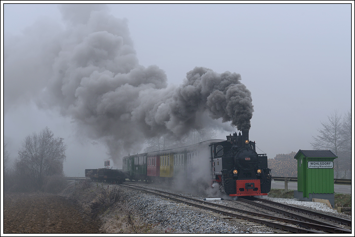 764-411R der Stainzer Bahn am 2.12.2018 kurz nach Preding in Wohlsdorf.