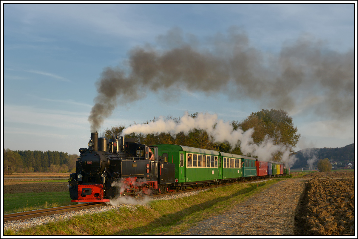 764-411R der Stainzer Bahn am 26.10.2018 kurz nach der Ausfahrt aus Kraubath.