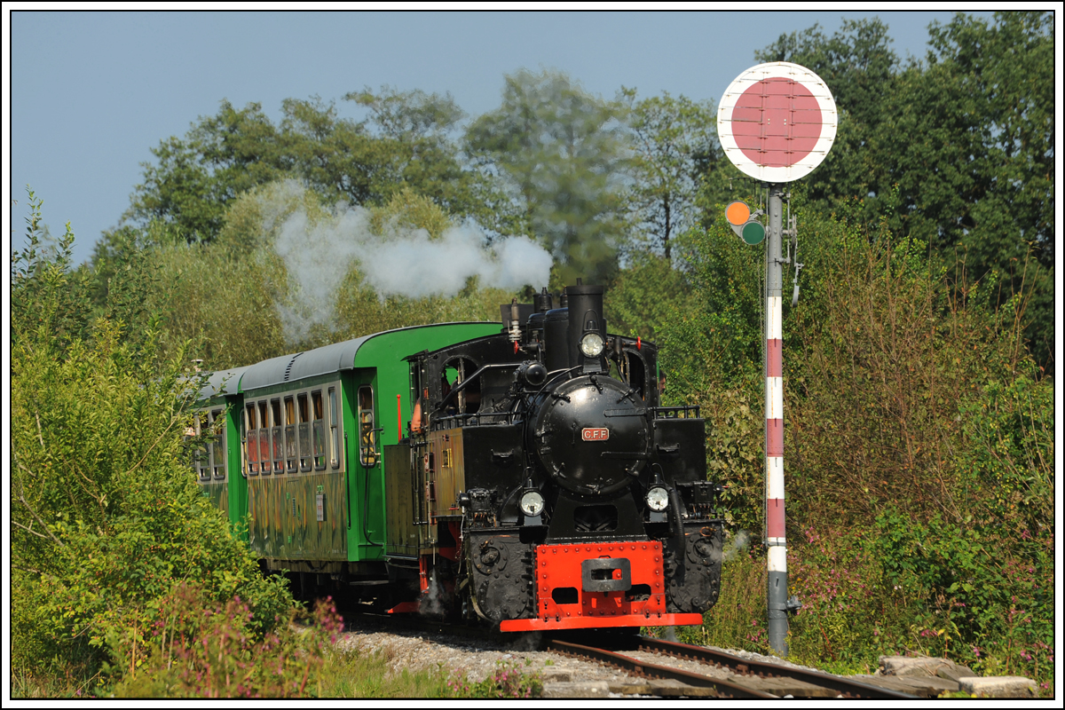 764-411R der Stainzer Bahn am 29.8.18 auf der Fahrt von Preding nach Stainz beim heute funktionslosen Deckungssignal für das ehemalige Vierschienengleich in Wohlsdorf. 