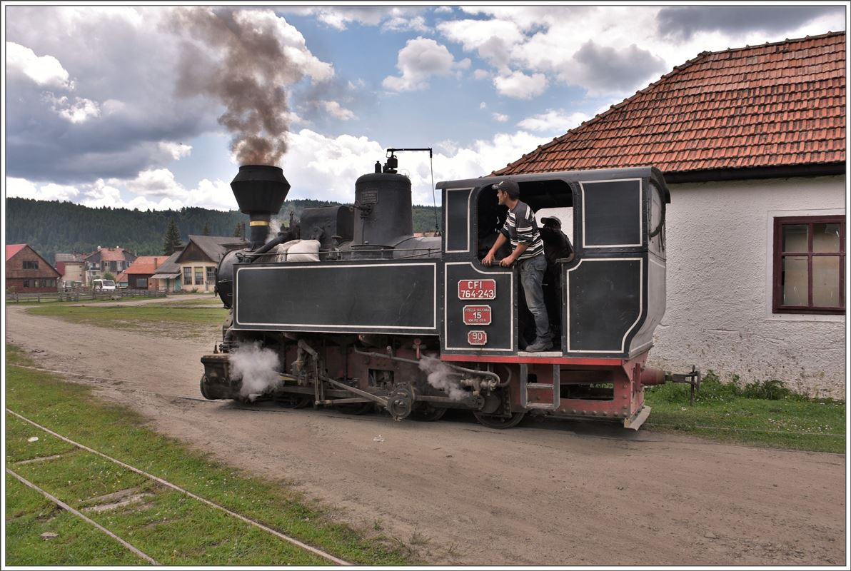 764.243 macht ihre ersten Gehversuche in Comandau. (15.06.2017)