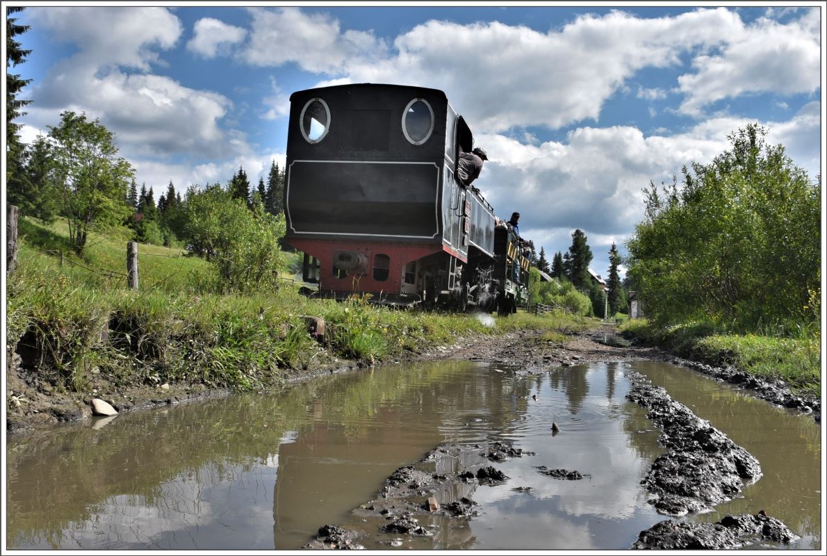 764.243 schiebt den Wagen zurück auf das Bahnhofsgelände von Comandau. (15.06.2017)